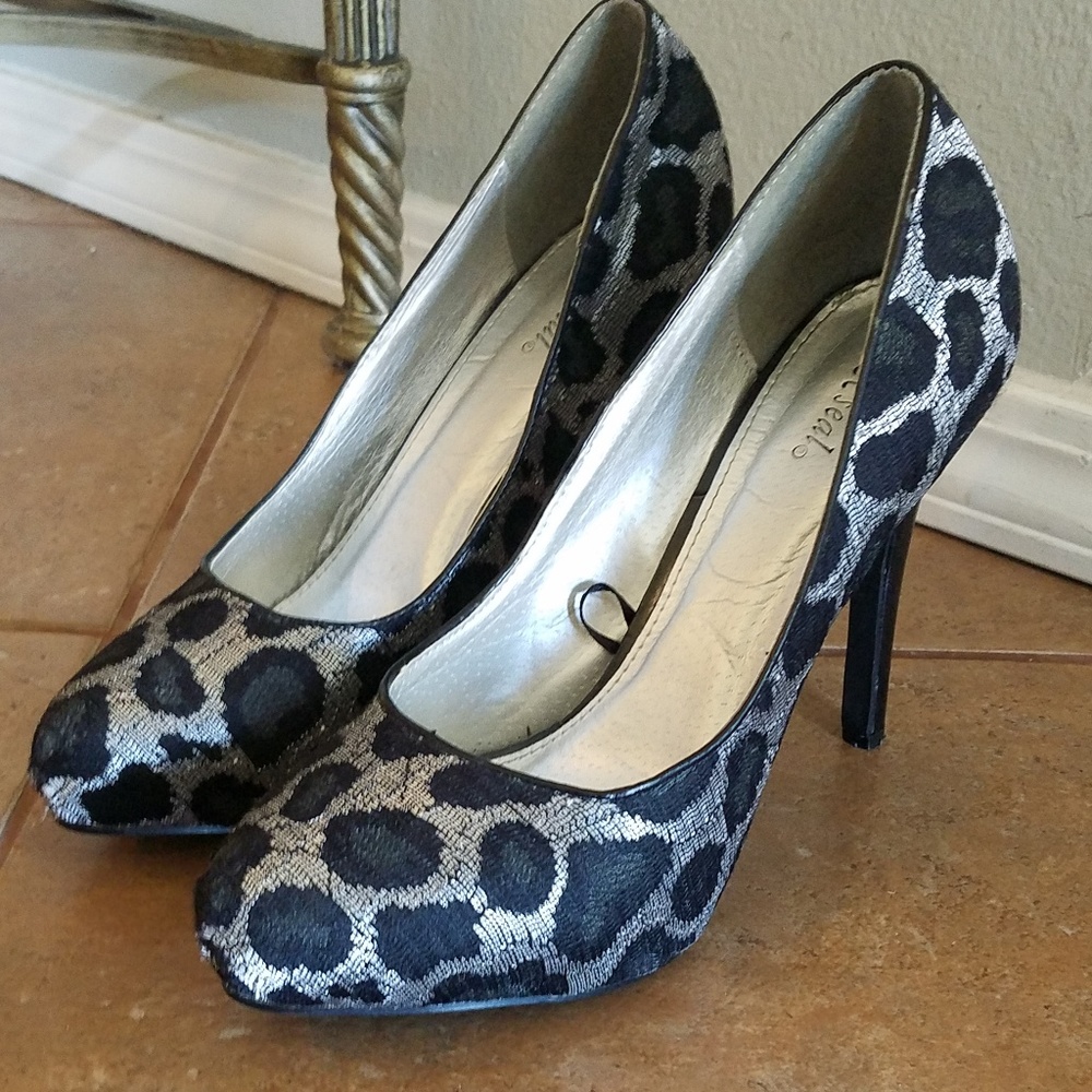 Silver leopard size 10 high heel pumps